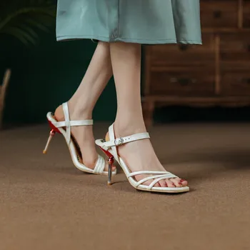 Büyük boy Büyük Boy Büyük boy sandalet kadınlar ve bayanlar için Kare ayak ince topuklu sandalet minimalist tasarımı ile commuting için