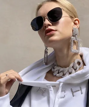 Klasik Kadın Moda Parlak Rhinestone Kare Sarkık Küpe Takı Sıcak Satış Modeli Gösterisi Elbise Günlük Aksesuar