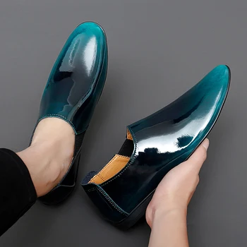 yeni Patent Deri Erkek Resmi ayakkabı Moda Parlak Erkekler Flats Yaz İtalyan Erkekler Elbise Ayakkabı Lüks erkek mokasen ayakkabıları Minyon Boyutu 36-45